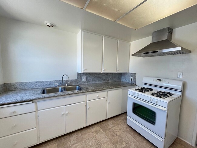 1031 E 4th St in Long Beach, CA - Building Photo - Building Photo