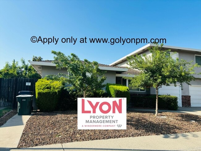 1001 Briarcrest Way in Sacramento, CA - Building Photo - Building Photo