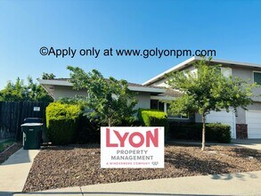 1001 Briarcrest Way in Sacramento, CA - Building Photo - Building Photo