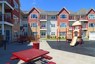 Gateway Place Apartments in Chanhassen, MN - Foto de edificio - Building Photo