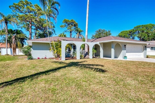 2221 Pine View Cir in Sarasota, FL - Building Photo - Building Photo