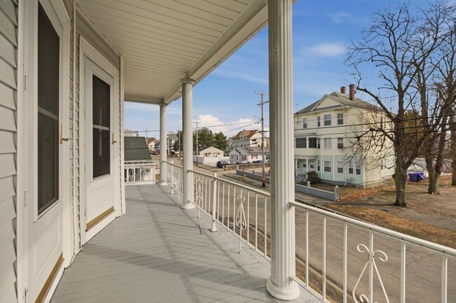 984 York Ave in Pawtucket, RI - Foto de edificio - Building Photo