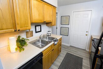 Ashwood Apartments in Columbia, MO - Foto de edificio - Building Photo