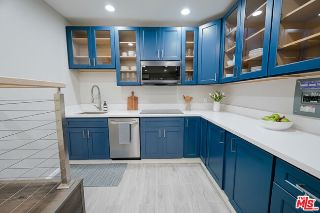 4424 Noble Ave in Los Angeles, CA - Building Photo - Building Photo