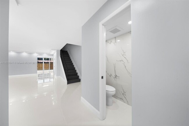 2407 NE 10th St in Hallandale Beach, FL - Building Photo - Building Photo