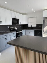 1058 SW 2nd St in Hallandale Beach, FL - Foto de edificio - Building Photo