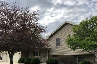 2810 Windhurst Dr in Oshkosh, WI - Building Photo