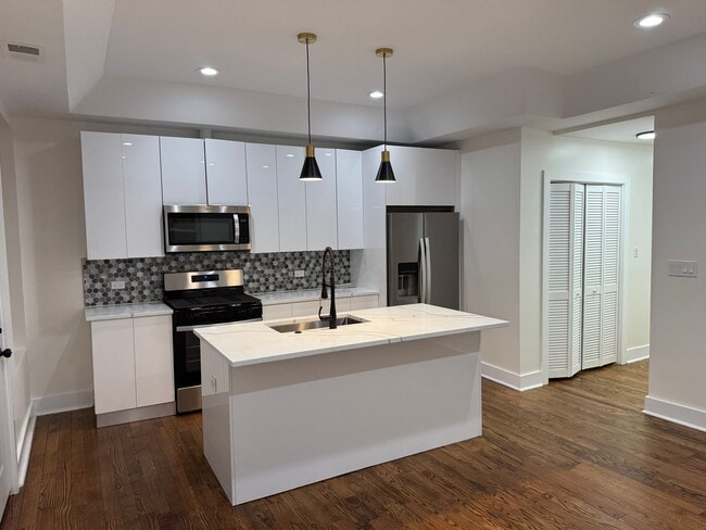 property at 4927 S Prairie Ave
