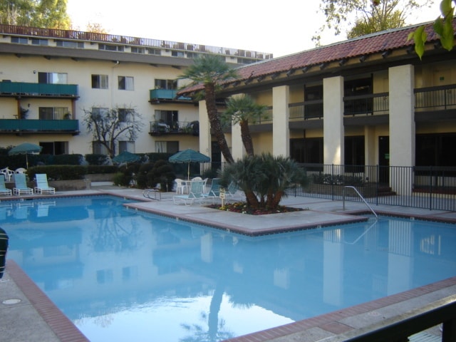 5460 White Oak Ave, Unit K208 in Encino, CA - Foto de edificio - Building Photo