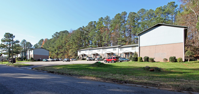 Delmont Apartments in Garner, NC - Foto de edificio - Building Photo