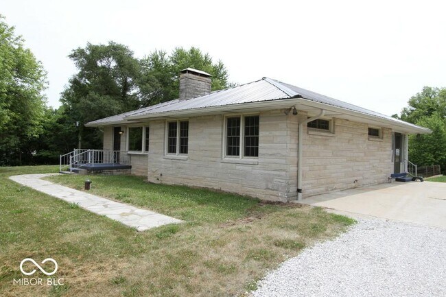 10620 N 300 E in Morristown, IN - Foto de edificio - Building Photo