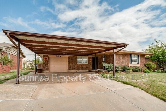 923 NW 5th St in Moore, OK - Building Photo - Building Photo