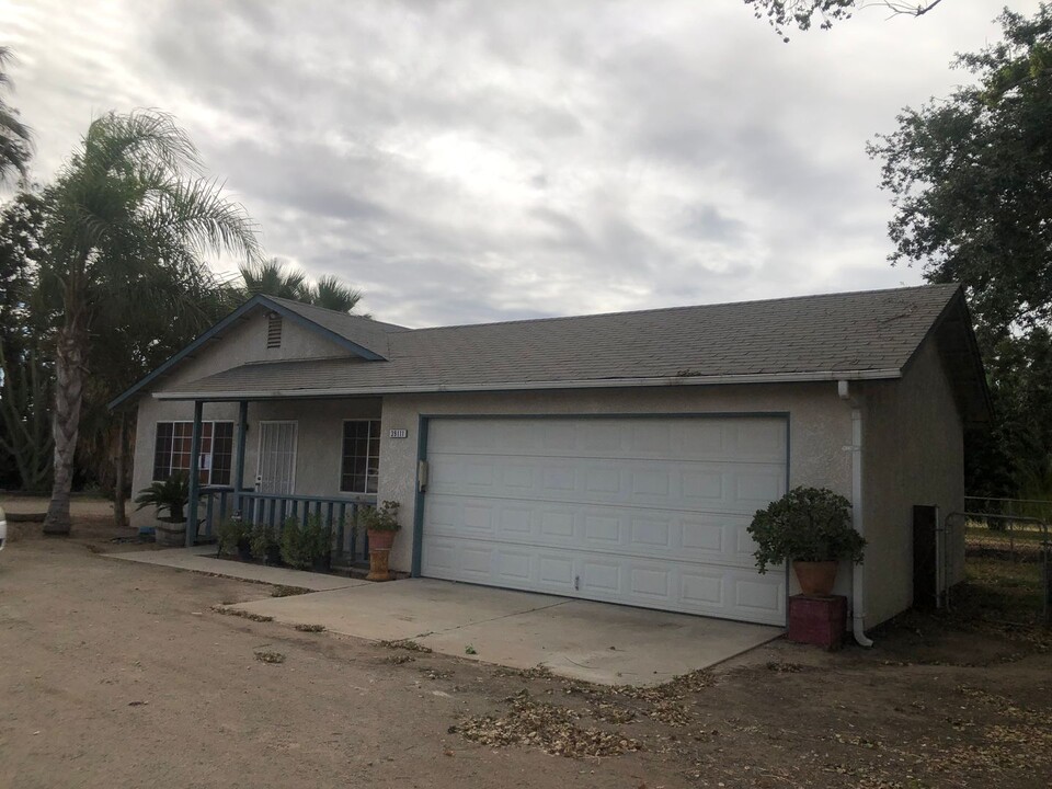 39111 Rd 104 in Dinuba, CA - Building Photo