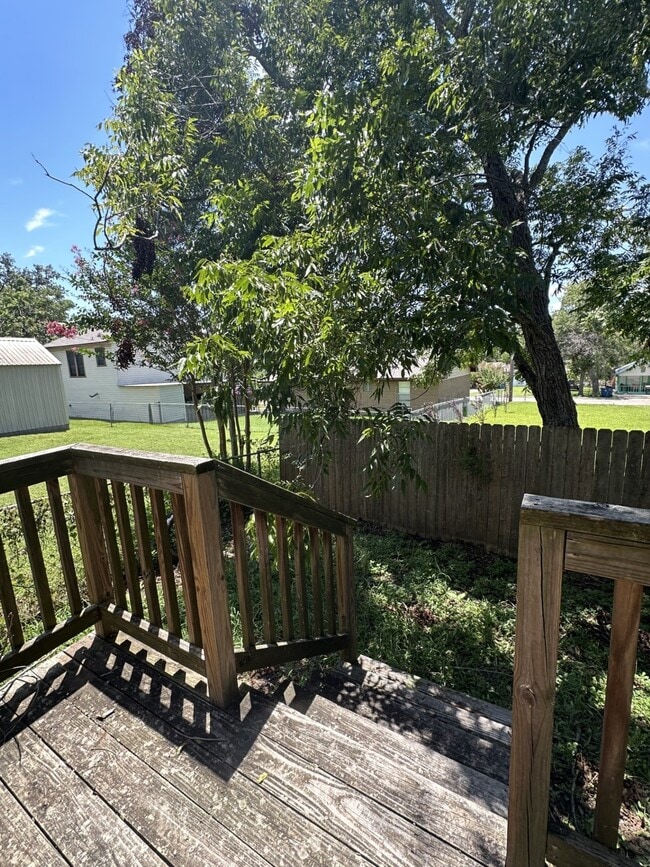 214 S Tesch St in Bellville, TX - Building Photo - Building Photo