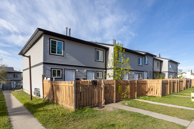 147 Rundlemere Rd NE in Calgary, AB - Building Photo - Building Photo