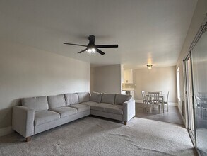 8561 Villa La Jolla Dr in San Diego, CA - Building Photo - Building Photo