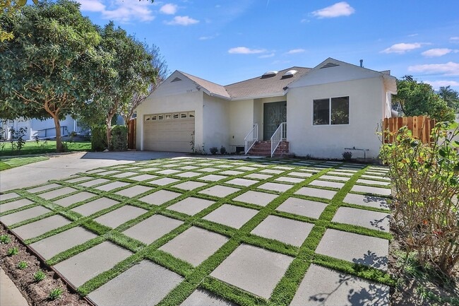 14434 Greenleaf St in Los Angeles, CA - Building Photo - Building Photo