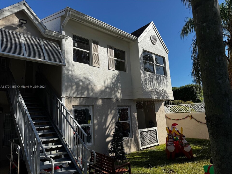 17500 NW 67th Pl in Hialeah, FL - Building Photo