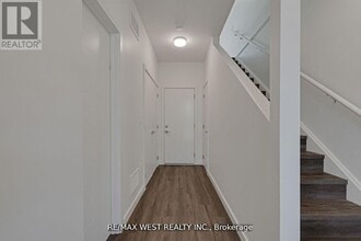 10 Rainwater Ln in Barrie, ON - Building Photo - Building Photo