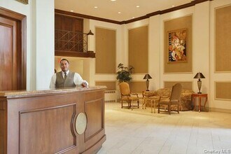 2 Bay Club Dr in Queens, NY - Building Photo - Building Photo