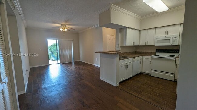 151 SW 117th Ave in Pembroke Pines, FL - Foto de edificio - Building Photo