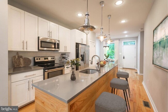 property at 2027 E Huntingdon St