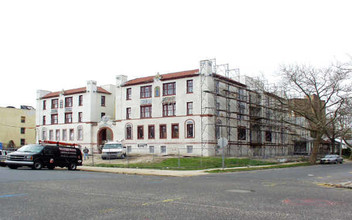 Britwoods Court in Asbury Park, NJ - Foto de edificio - Building Photo