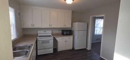 2411 N Logan Ave in Colorado Springs, CO - Foto de edificio - Building Photo