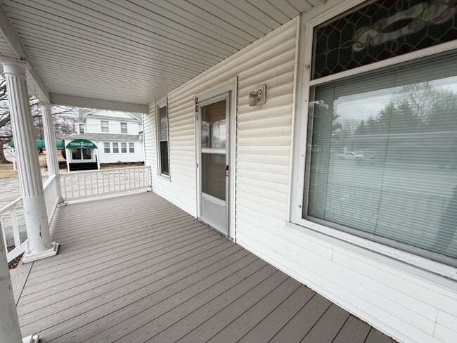 102 1st St in Alpha, IL - Foto de edificio - Building Photo