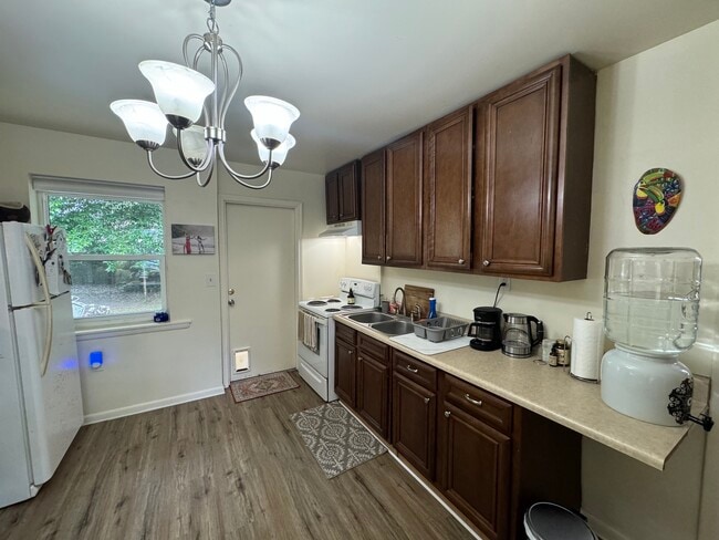 1808 Dewrell Sq in Pensacola, FL - Foto de edificio - Building Photo