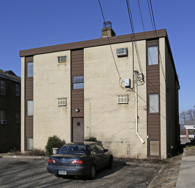 584 Snelling Ave S in St. Paul, MN - Foto de edificio - Building Photo