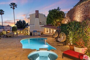 7965 Fareholm Dr in Los Angeles, CA - Building Photo