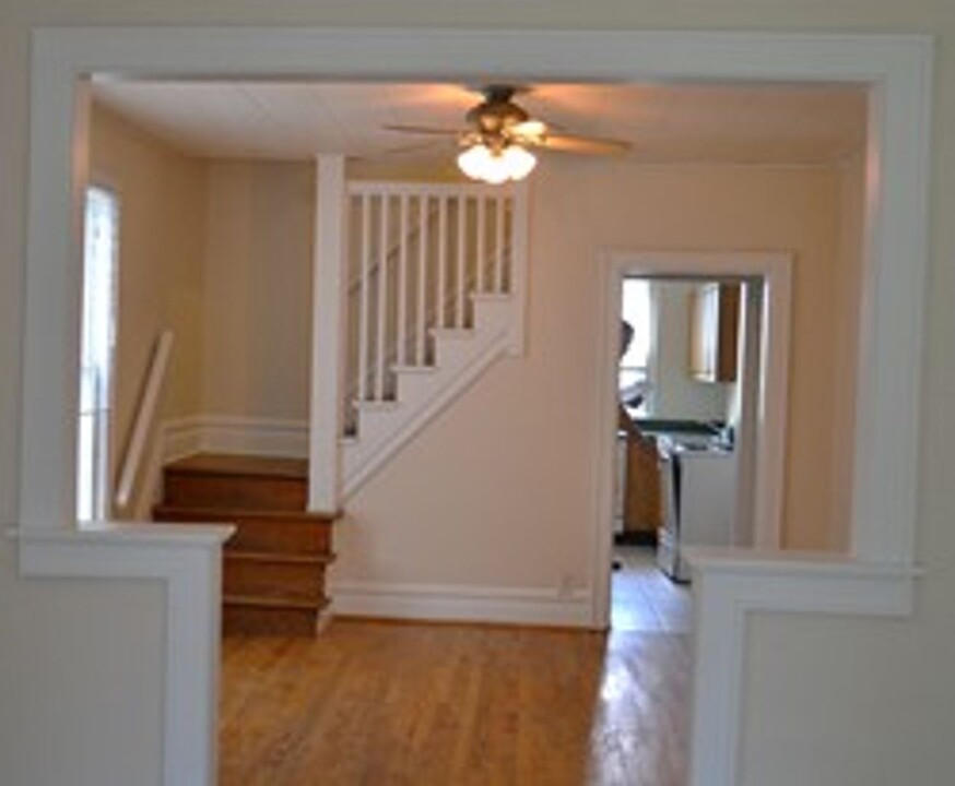 427-429-429 E Tompkins St in Columbus, OH - Building Photo