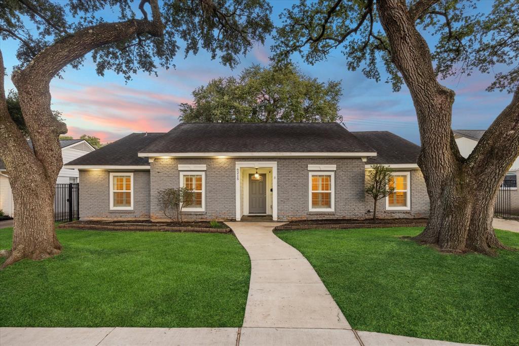 6215 Cheena Dr in Houston, TX - Building Photo