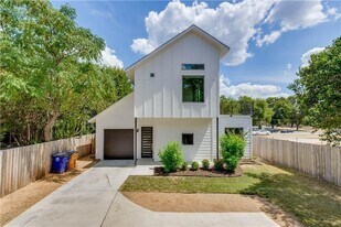 8411 Bowling Green Dr in Austin, TX - Building Photo