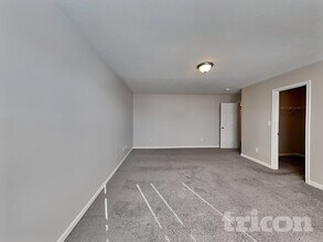 561 Grassy Bend Dr in Greenwood, IN - Foto de edificio - Building Photo