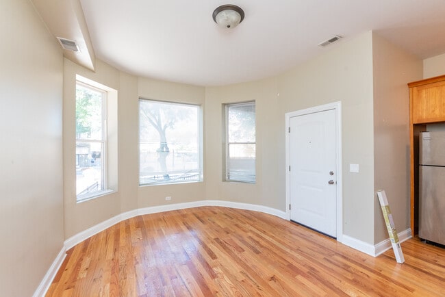 3927 N Clarendon Ave, Unit 1F in Chicago, IL - Building Photo - Building Photo