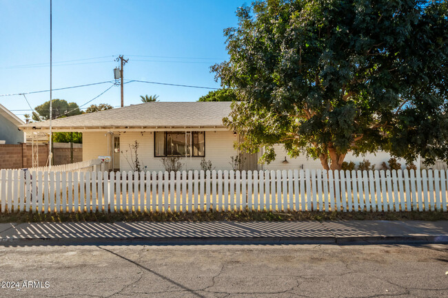 1833 E Nielson Ave in Mesa, AZ - Foto de edificio - Building Photo