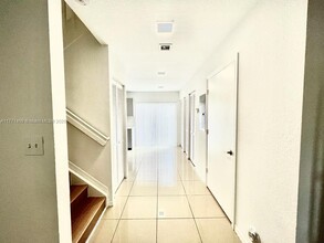 2056 NE 167th St in North Miami Beach, FL - Foto de edificio - Building Photo
