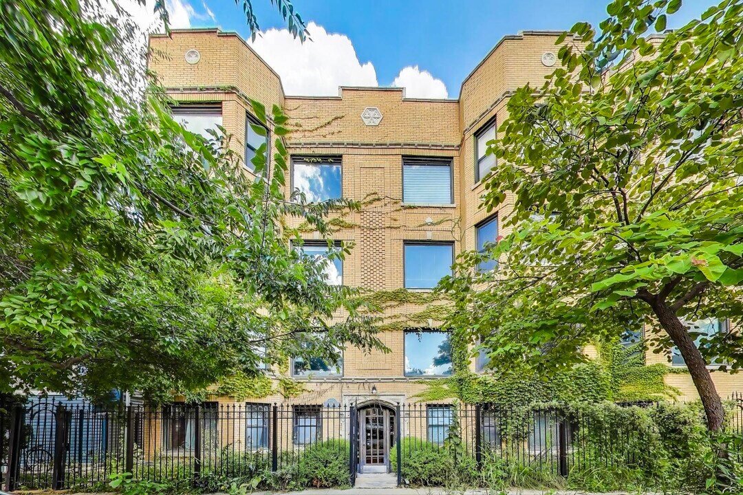 3106 W Lyndale St in Chicago, IL - Building Photo