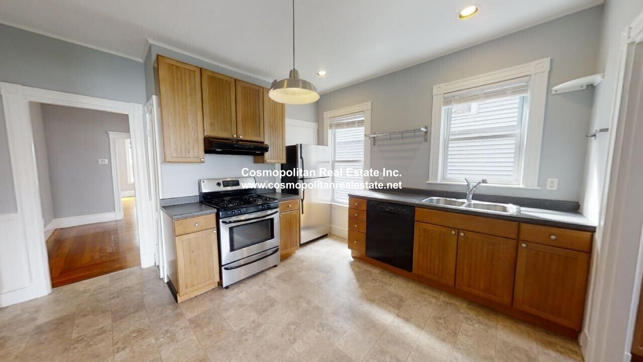 110 Bartlett St in Somerville, MA - Building Photo