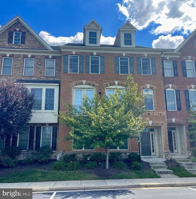 property at 43157 Clarendon Sq