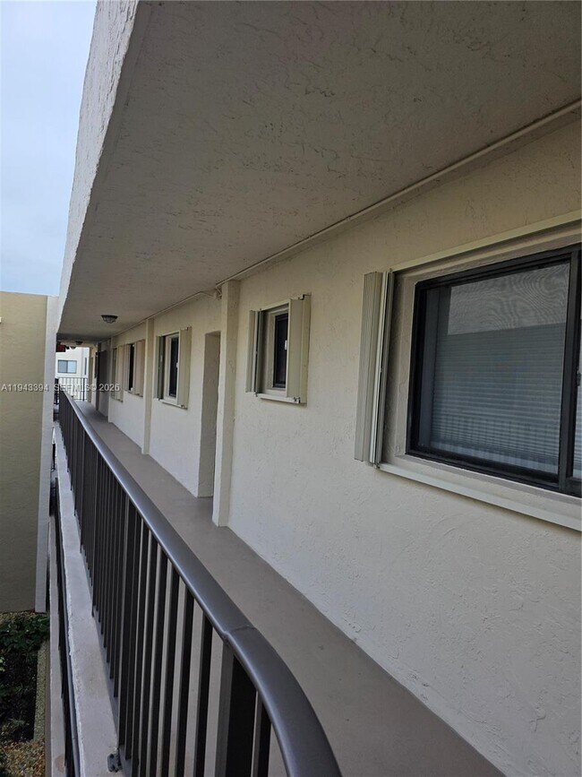 8005 SW 107th Ave in Miami, FL - Building Photo - Building Photo