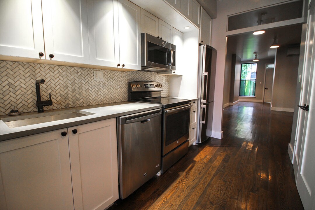 456 Bainbridge St in Brooklyn, NY - Building Photo