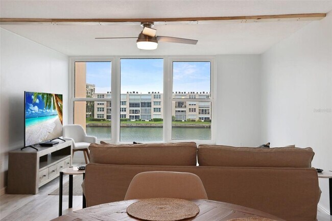 7560 Bay Island Dr S in South Pasadena, FL - Building Photo - Building Photo