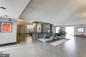 200 N Pickett St in Alexandria, VA - Foto de edificio - Building Photo