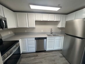 2019 Drake Court Walk in Omaha, NE - Building Photo - Building Photo