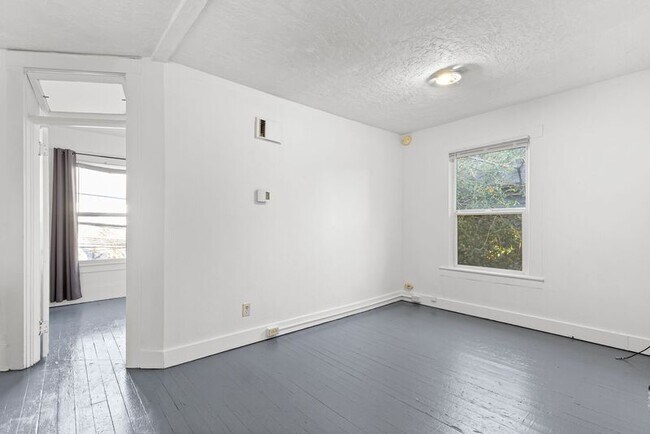 2466 NW Vaughn St in Portland, OR - Building Photo - Building Photo