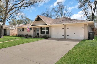 143 Bluebonnet St in Sugar Land, TX - Building Photo