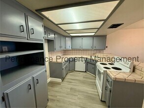 239 W China Grade Loop in Bakersfield, CA - Building Photo - Building Photo